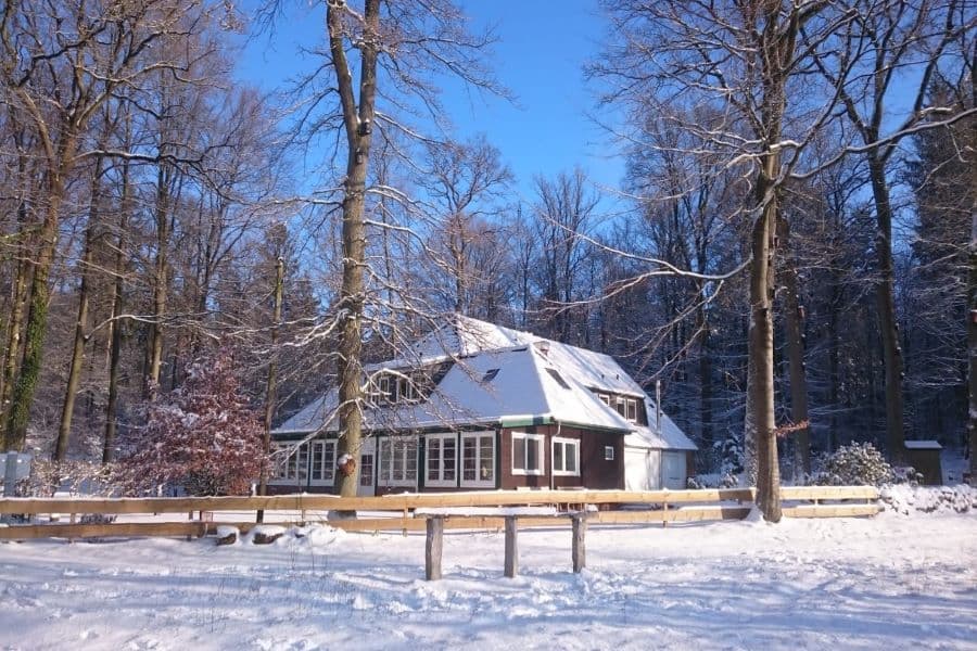 Waldhuuske Café und Pension Seitenansicht Winter