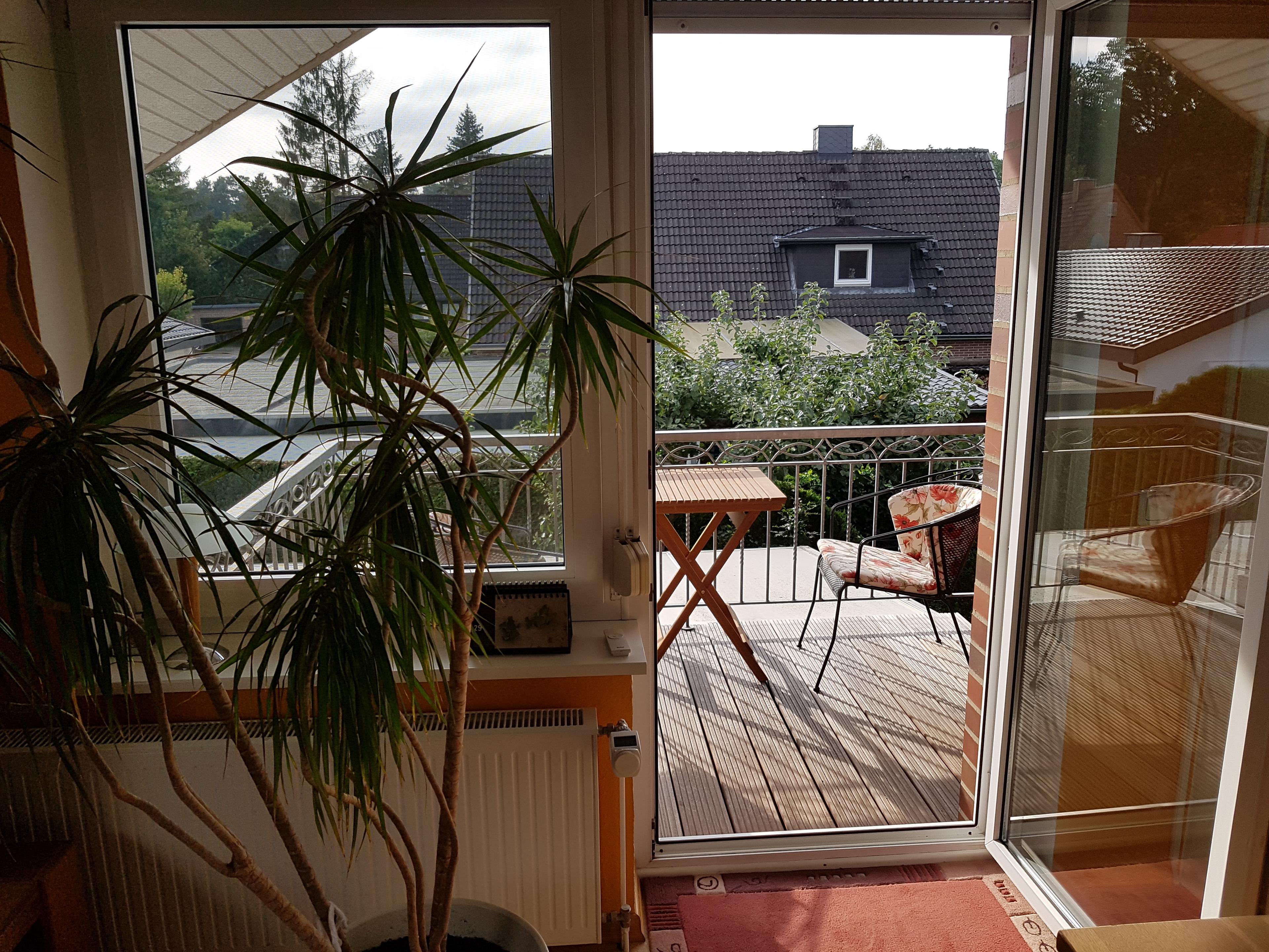 Blick vom Wohnzimmer auf die Loggia der Sonnigen Ferienwohnung im Waldwinkel in Jesteburg