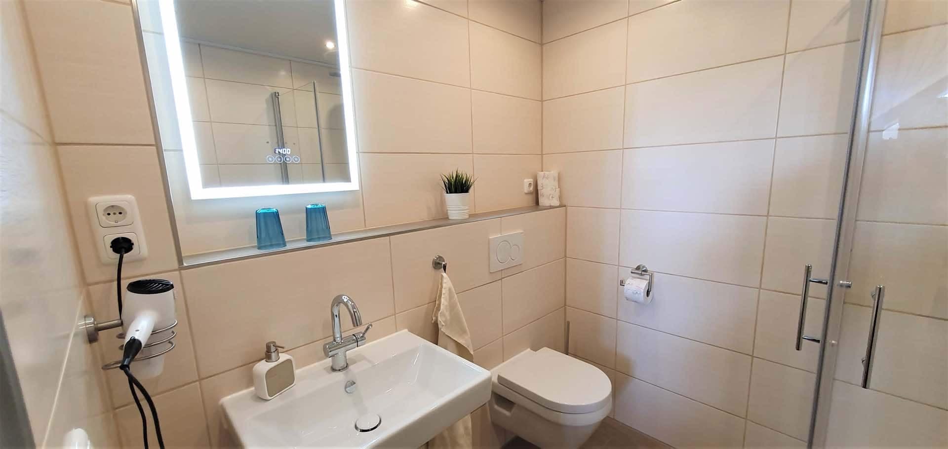 Badezimmer in dem Appartement Seeve im Ferienquartier Hamburg im Seevetal