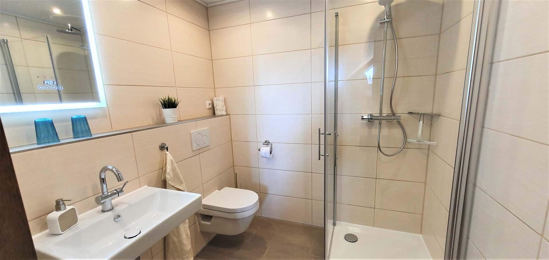 Badezimmer in dem Appartement Seeve im Ferienquartier Hamburg im Seevetal