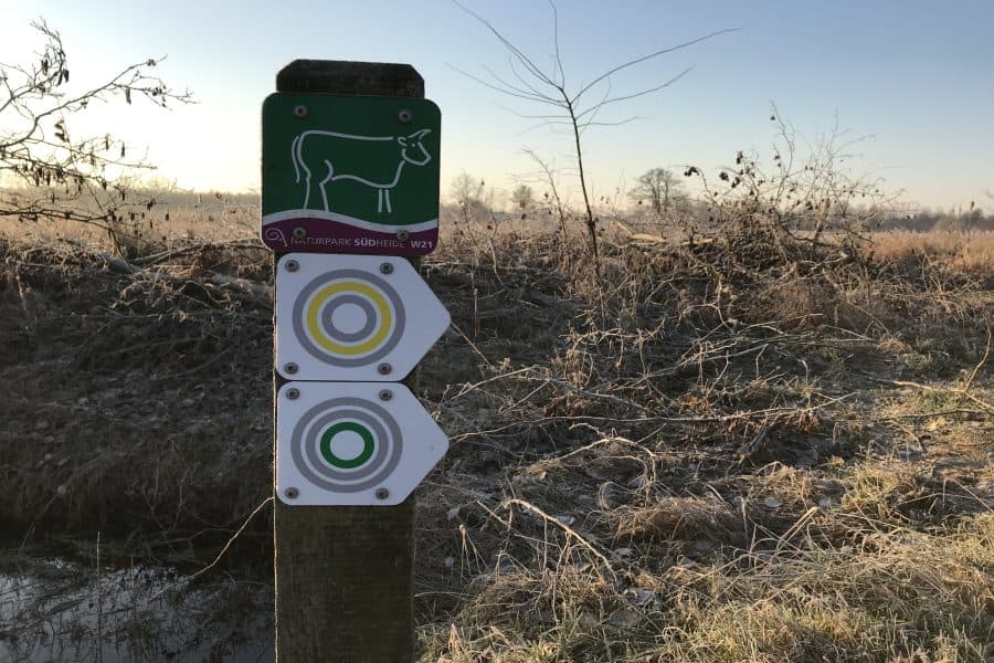 Wegweiser Wanderweg im Postmoor