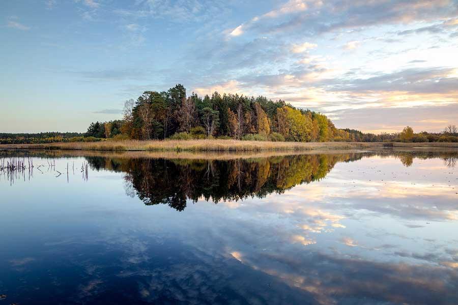 Die Wildecker Teich zum Sonnenaufgang mit Speigelungen im Wasser