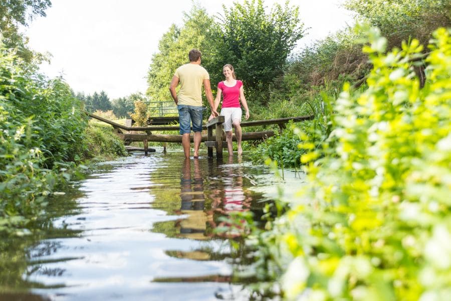 Wassertretbecken, kneipp. menschen, wasser