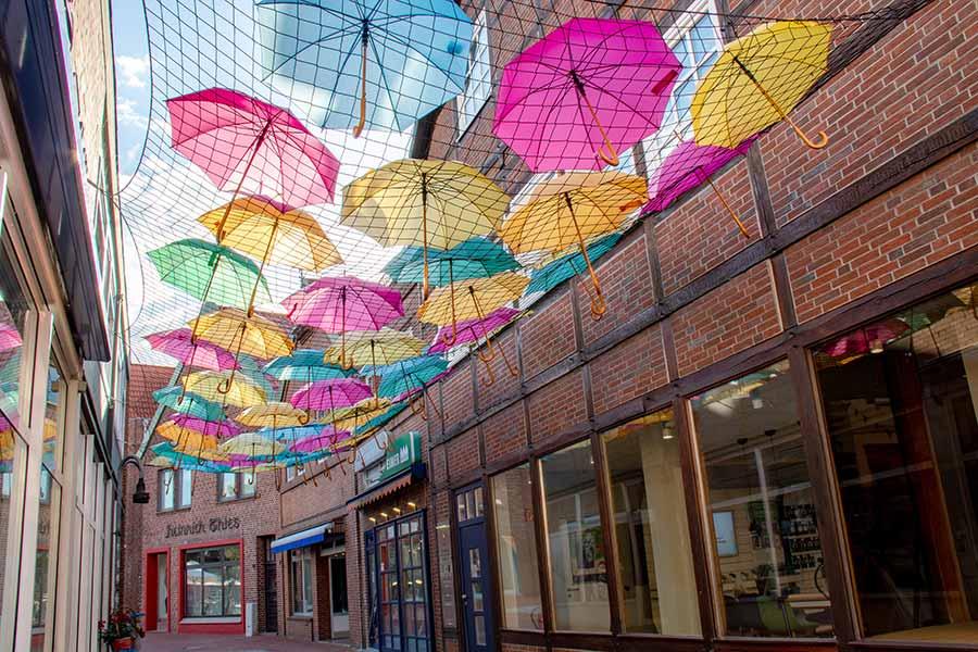 Bunte Schirme am Himmel in Soltau