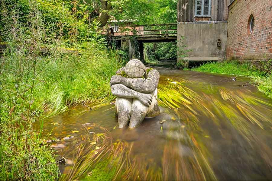 Das Mädchen Heide in der Lutter, Kunst Objekt aus Magische Orte Südheide