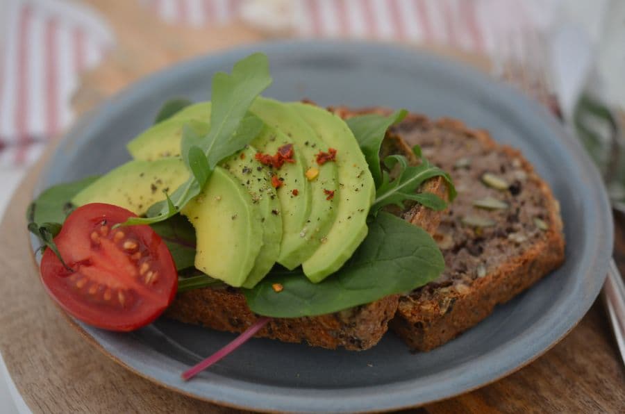 Buchweizenbrot mit Körnern und Avocado