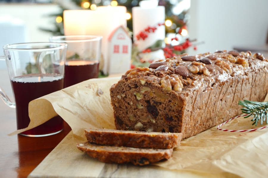 Weihnachtliches Apfelbrot oder Früchtebrot mit Honig aus der Lüneburger Heide