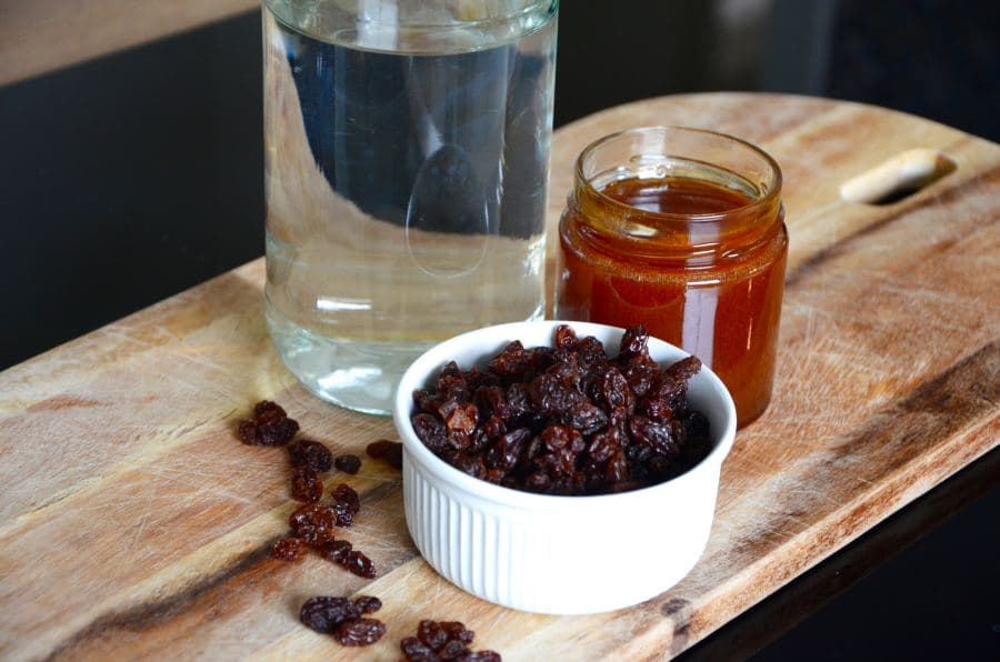 Rosinen, Heide-Honig und Wasser als Zutaten für das Hefewasser