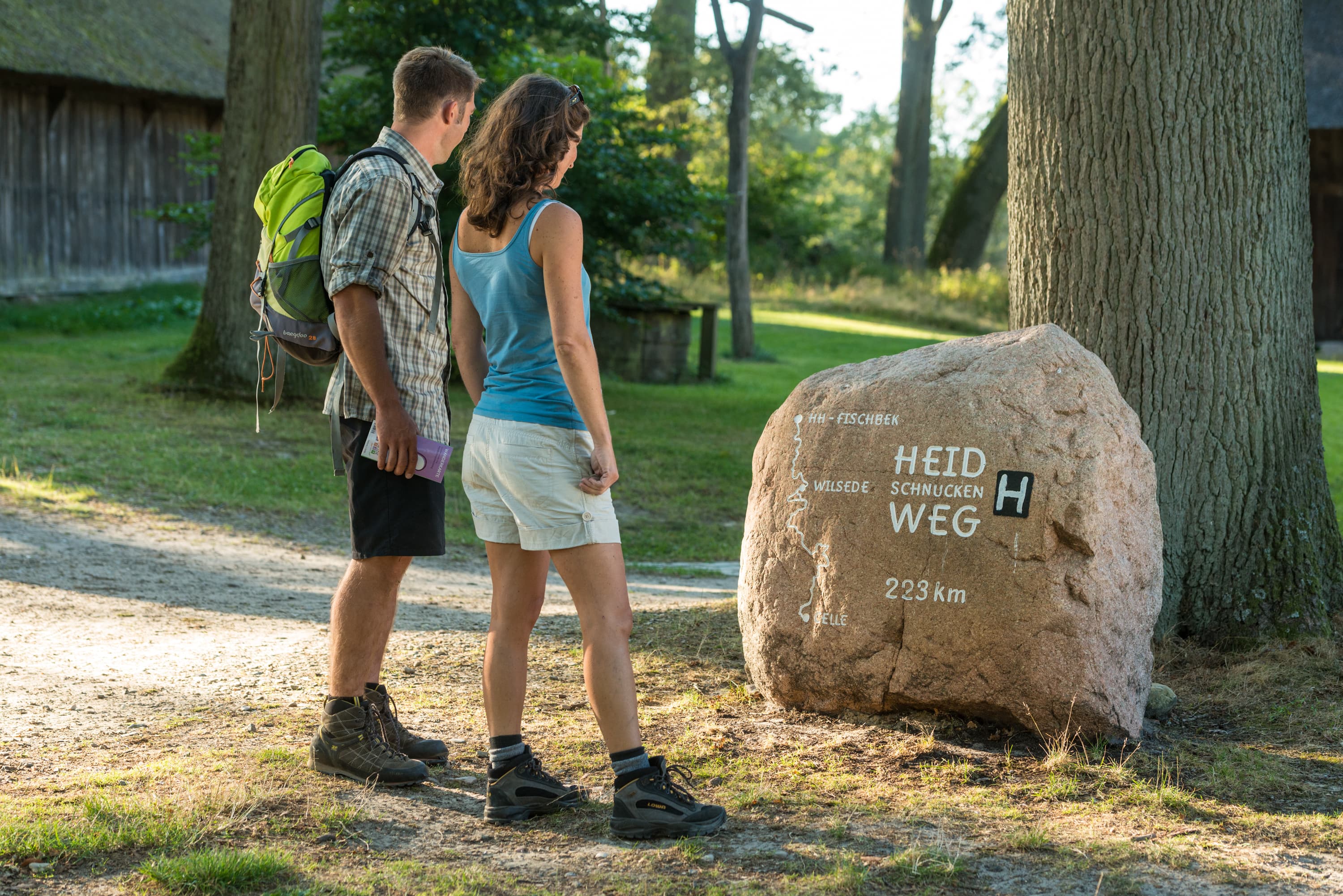 5029-Wanderer-Wegweiser-Findling-Druck©Lueneburger Heide GmbH