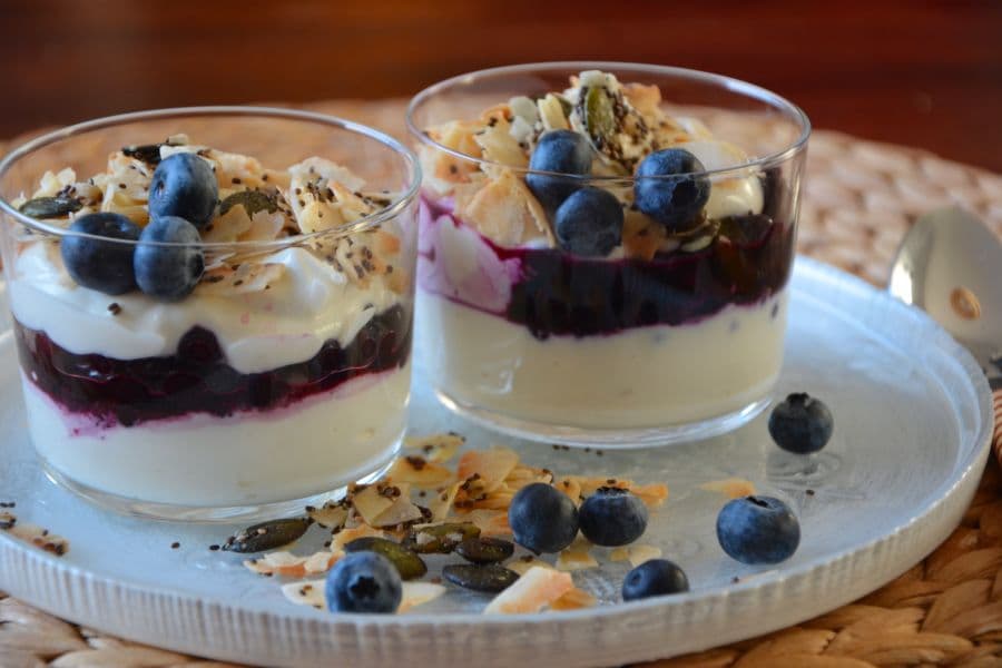 Kokos-Granola mit Joghurt und Blaubeeren