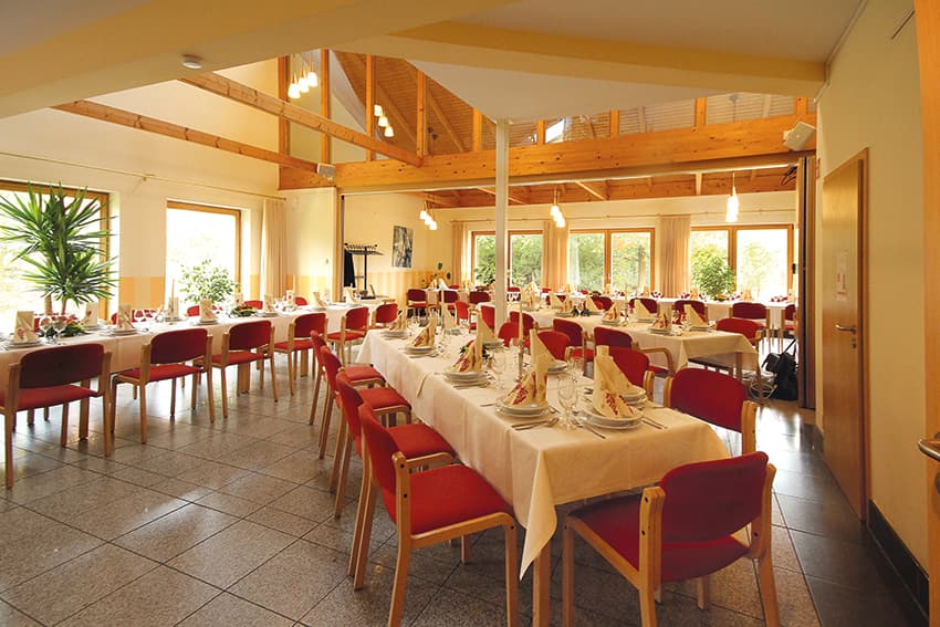der helle und barierefreie Saal in dem Restaurant Haus Zum Hägfeld in Lüneburg