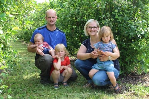 Familie Müller in der Plantage des Hofs Müllers Heidelbeeren in Gerdau