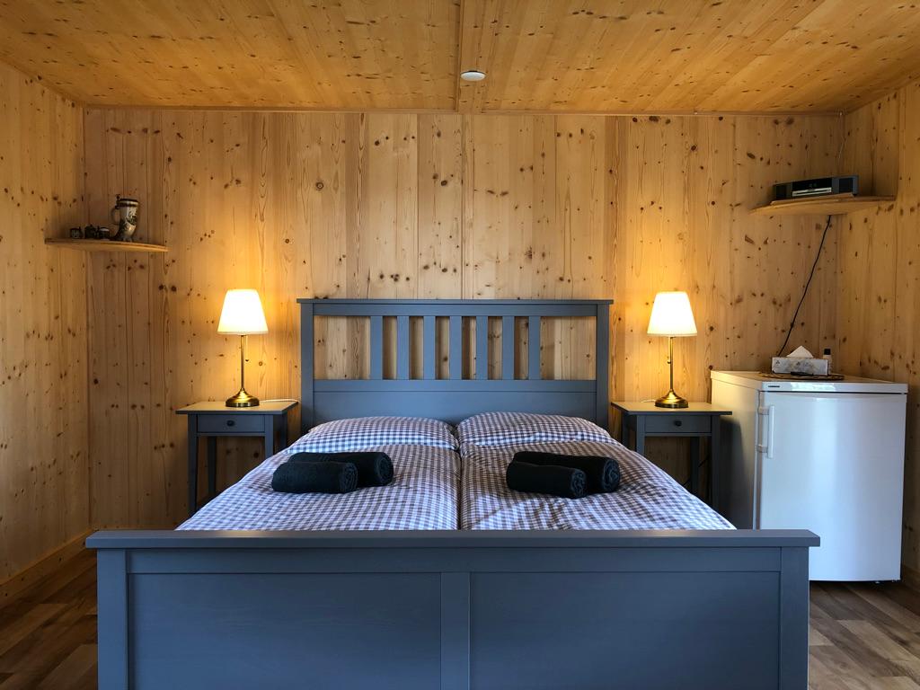 Bett in der Zirbelhütte der Heidhof Ferienwohnungen in Bispingen