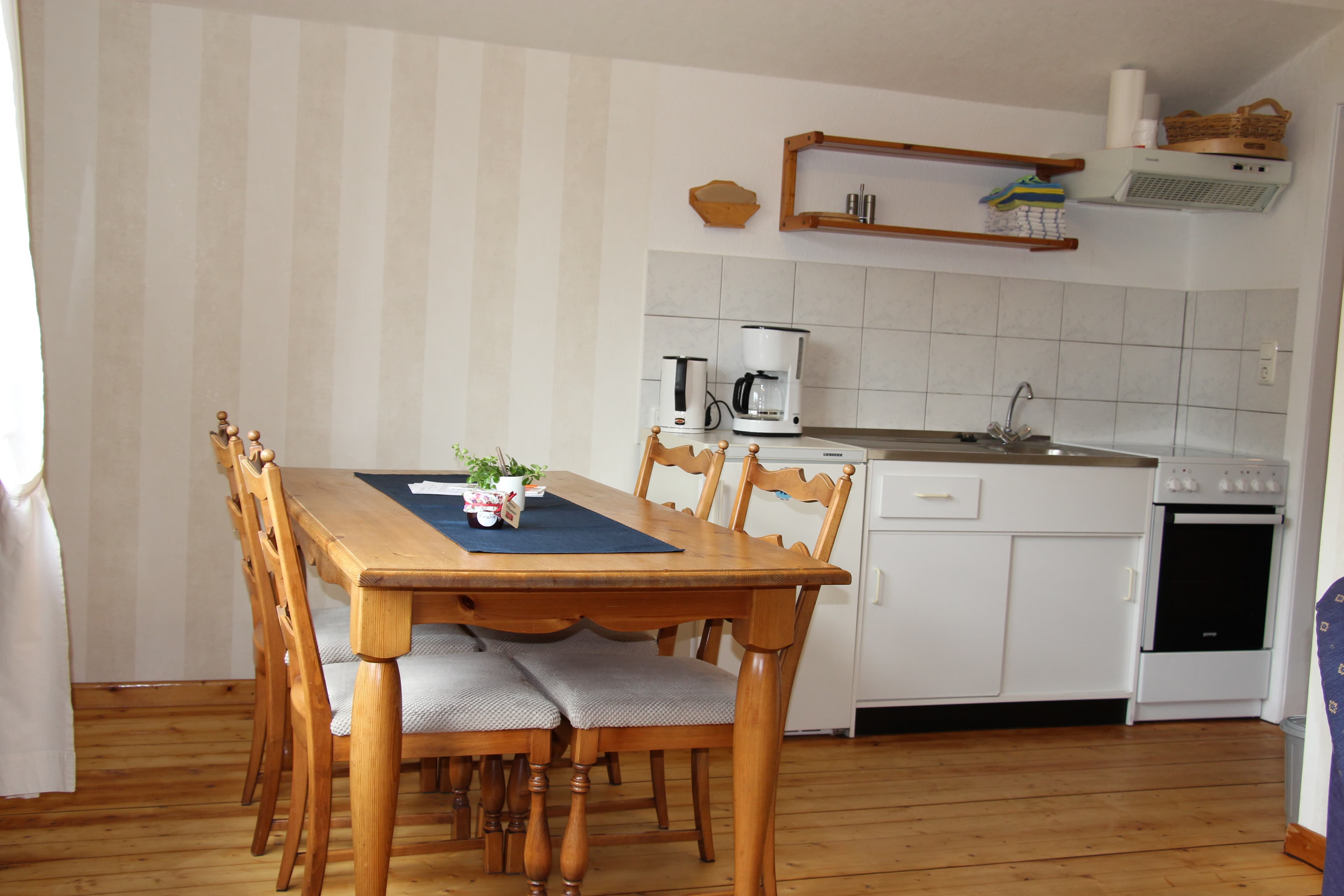 Küchenzeile und Esstisch in der Ferienwohnung Narjes in Bispingen