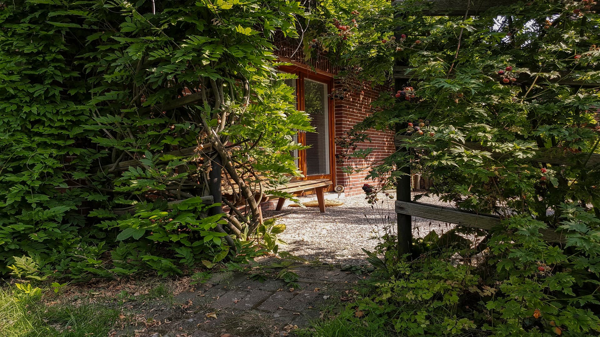 Garten mit Terasse der Ferienwohnungen Am Pavillonsberg in Amelinghausen