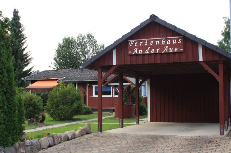 Frontansicht mit Carport