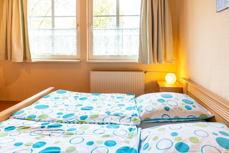 Schlafzimmer 1 der Ferienwohnung im Obergeschoss auf Hof Marwedel