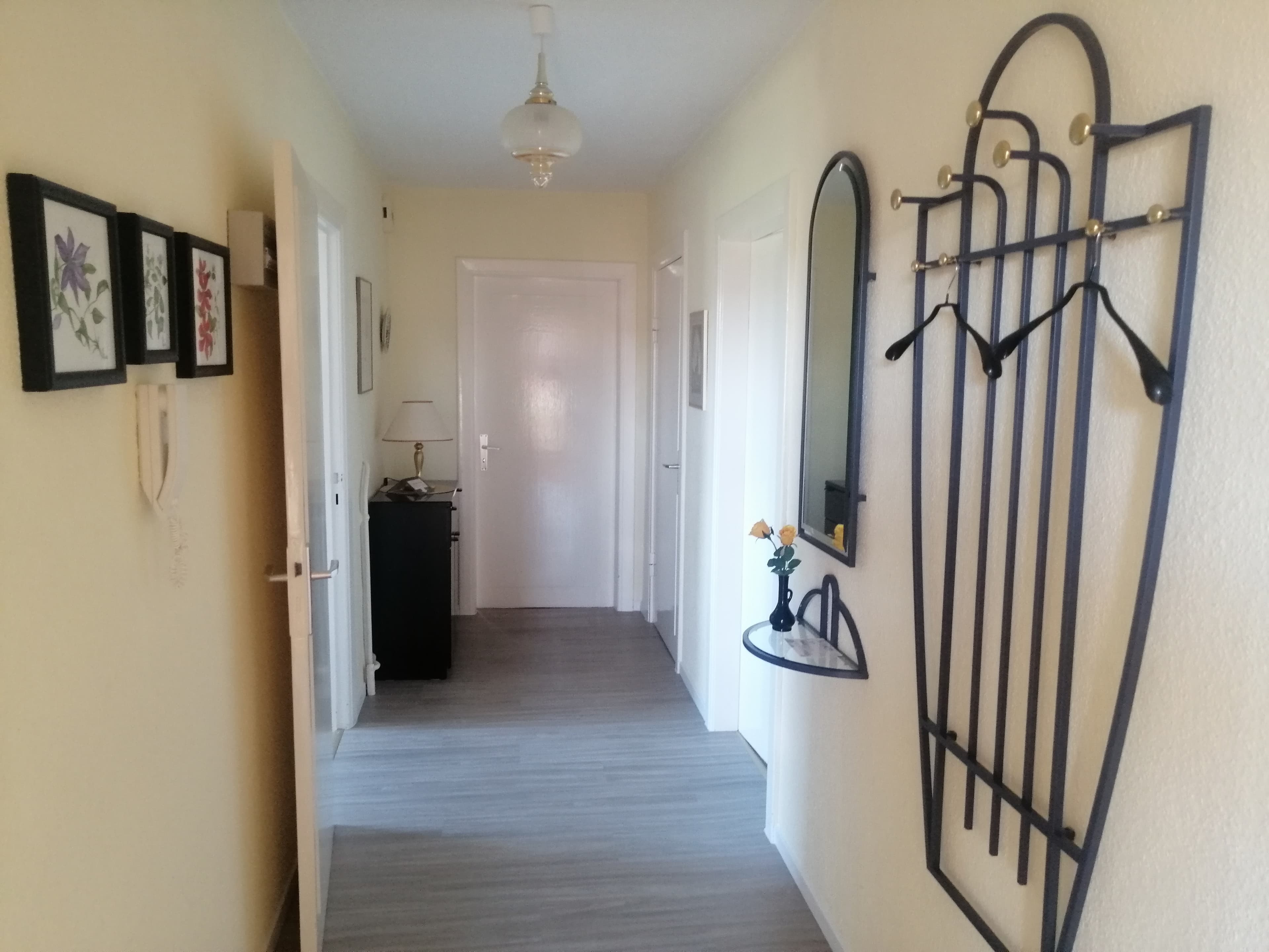 Flur der Wohnung aus Richtung Eingang gesehen der Ferienwohnung Pape in Lüneburg