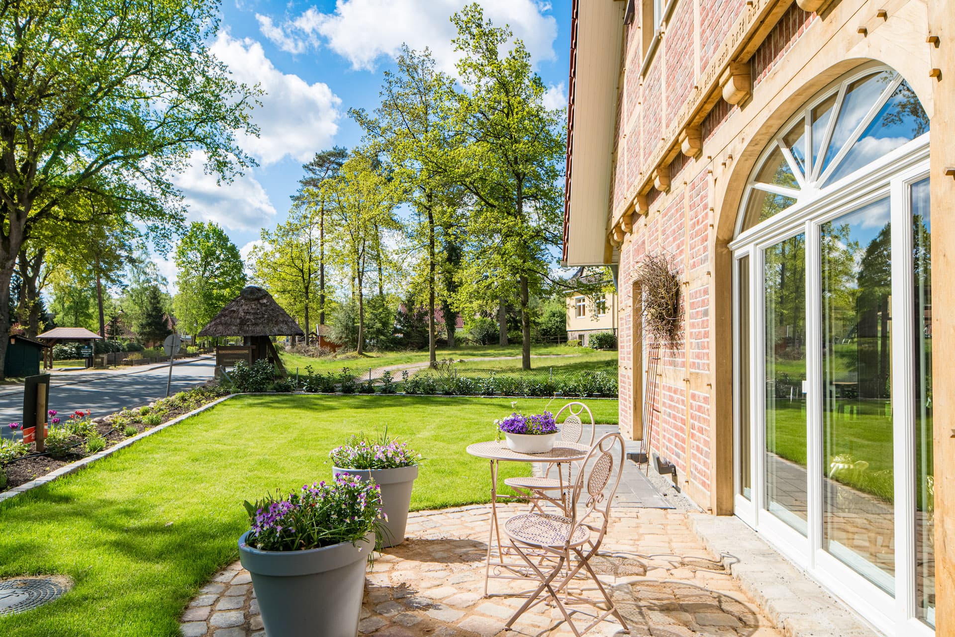 Straßenseite der Wohnung 1 des Heidjers Hus in Undeloh
