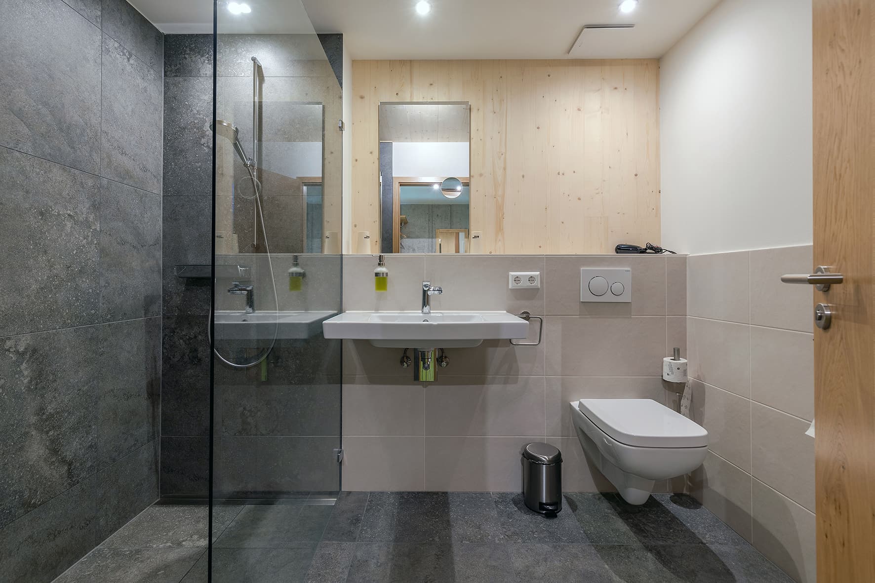 Badezimmer eines Doppelzimmers im Hotel 11 Eulen