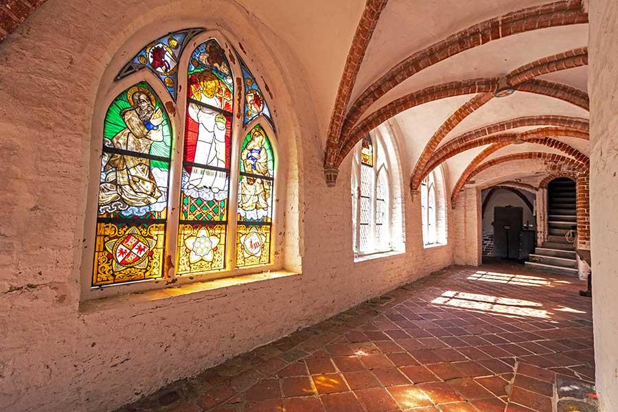 Der Kreuzgang im Kloster Lüne bei Lüneburg mit den Glasmalereien