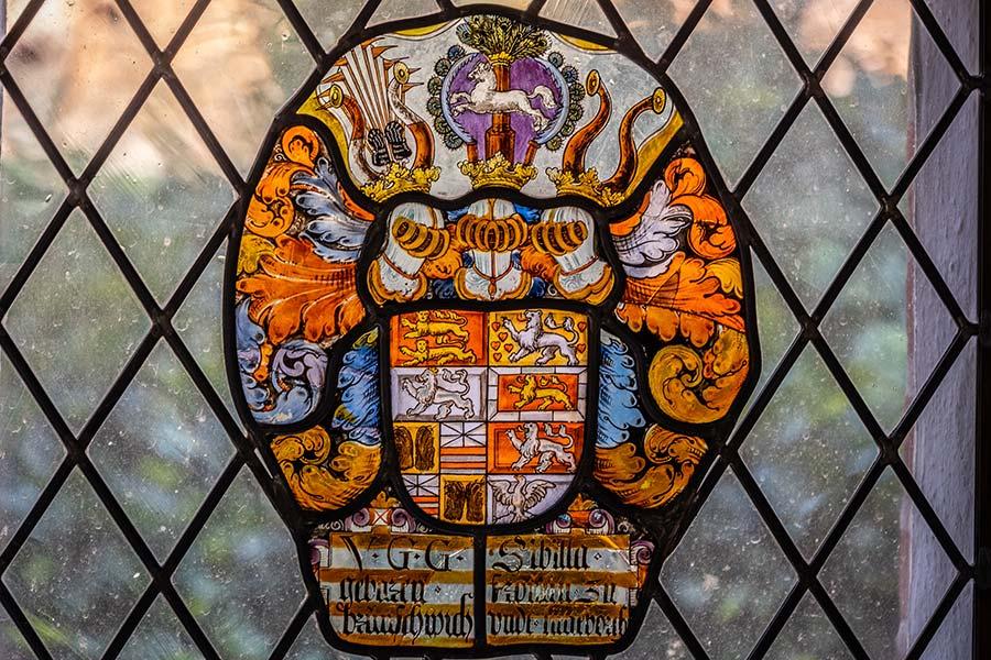Buntglasfester mit Wappen im Kreuzgang des Klosters Lüne