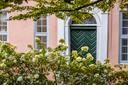 Durch diesen Eingang im rosa Barockhaus im Kloster Lüne schritt einst König Georg II. von England