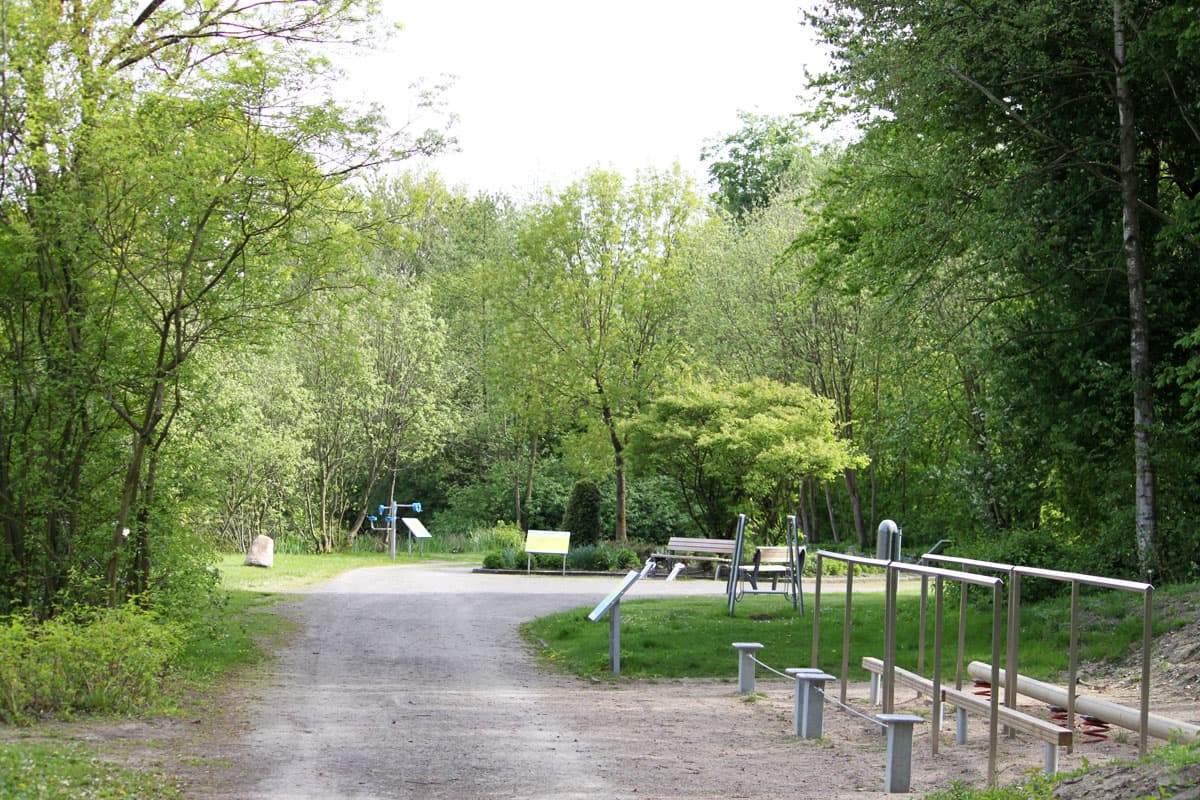 Park, Wasser, Spielgeräte