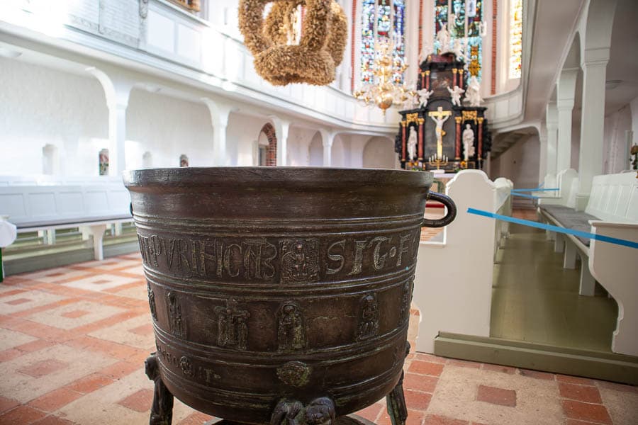 Bronzenes Taufbecken im Kloster Ebstorf