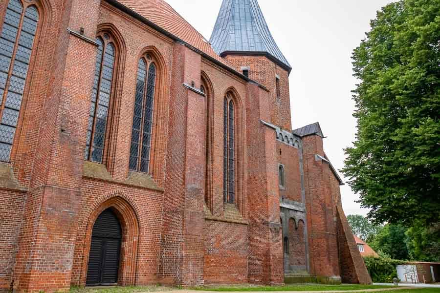 Dom zu Bardowick von der Seite