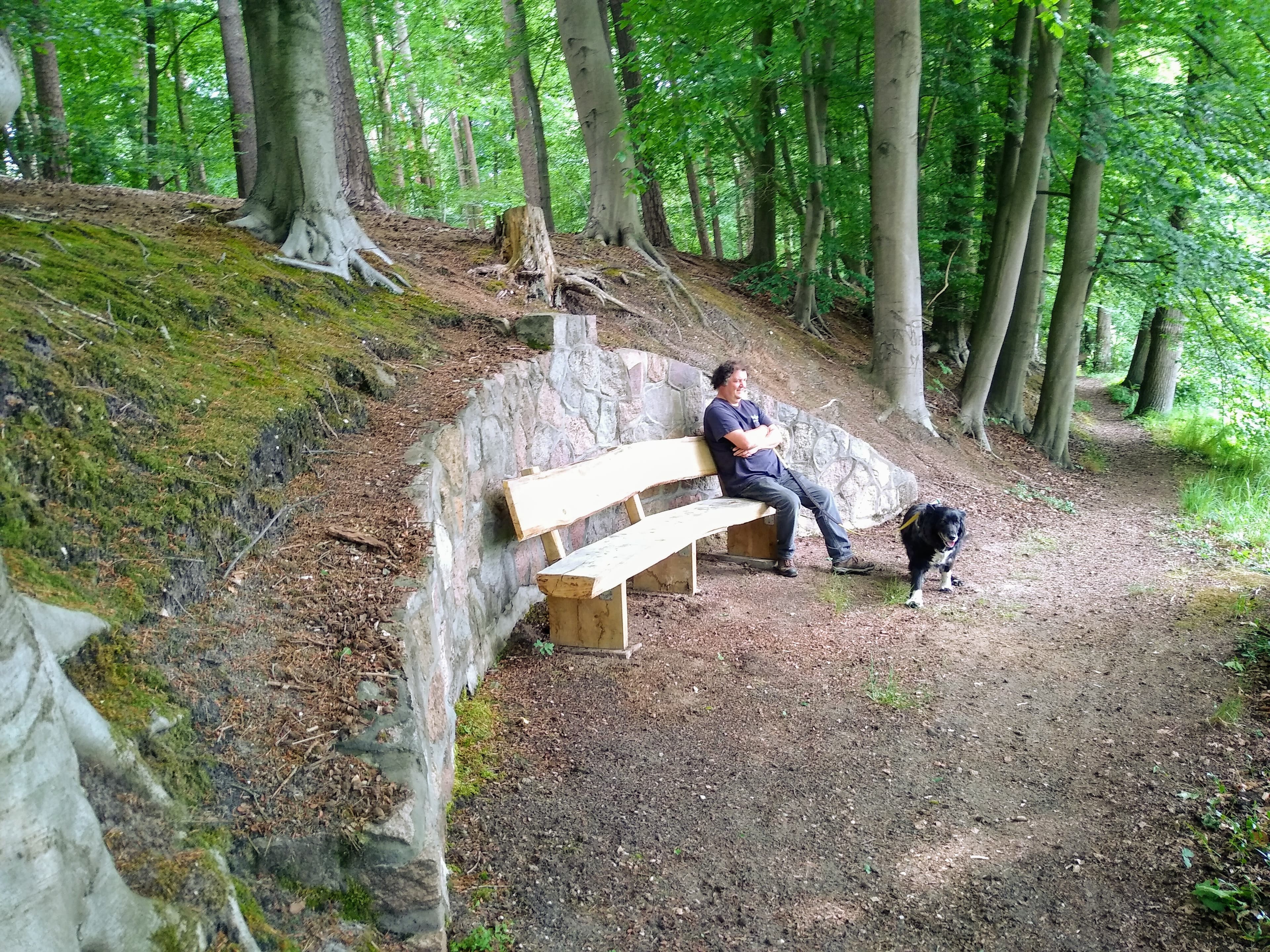 Bank in der Grotte in dem Park Allerhop in Bad Fallingbostel