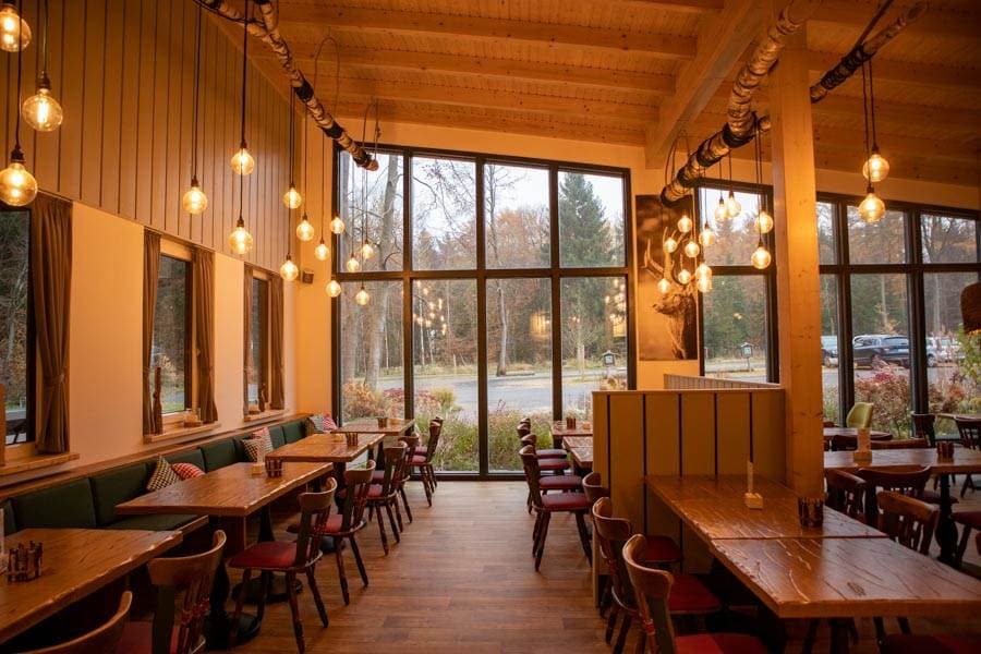 Der Baumwipfelpfad hat auch eine Gastronomie