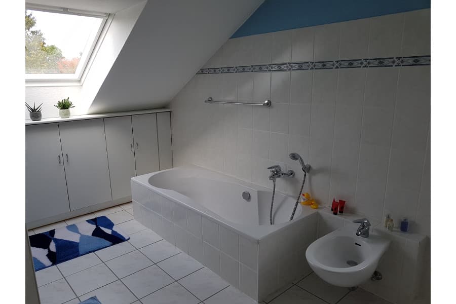 Badewanne und Bidet in der Sonnigen Ferienwohnung im Waldwinkel in Jesteburg