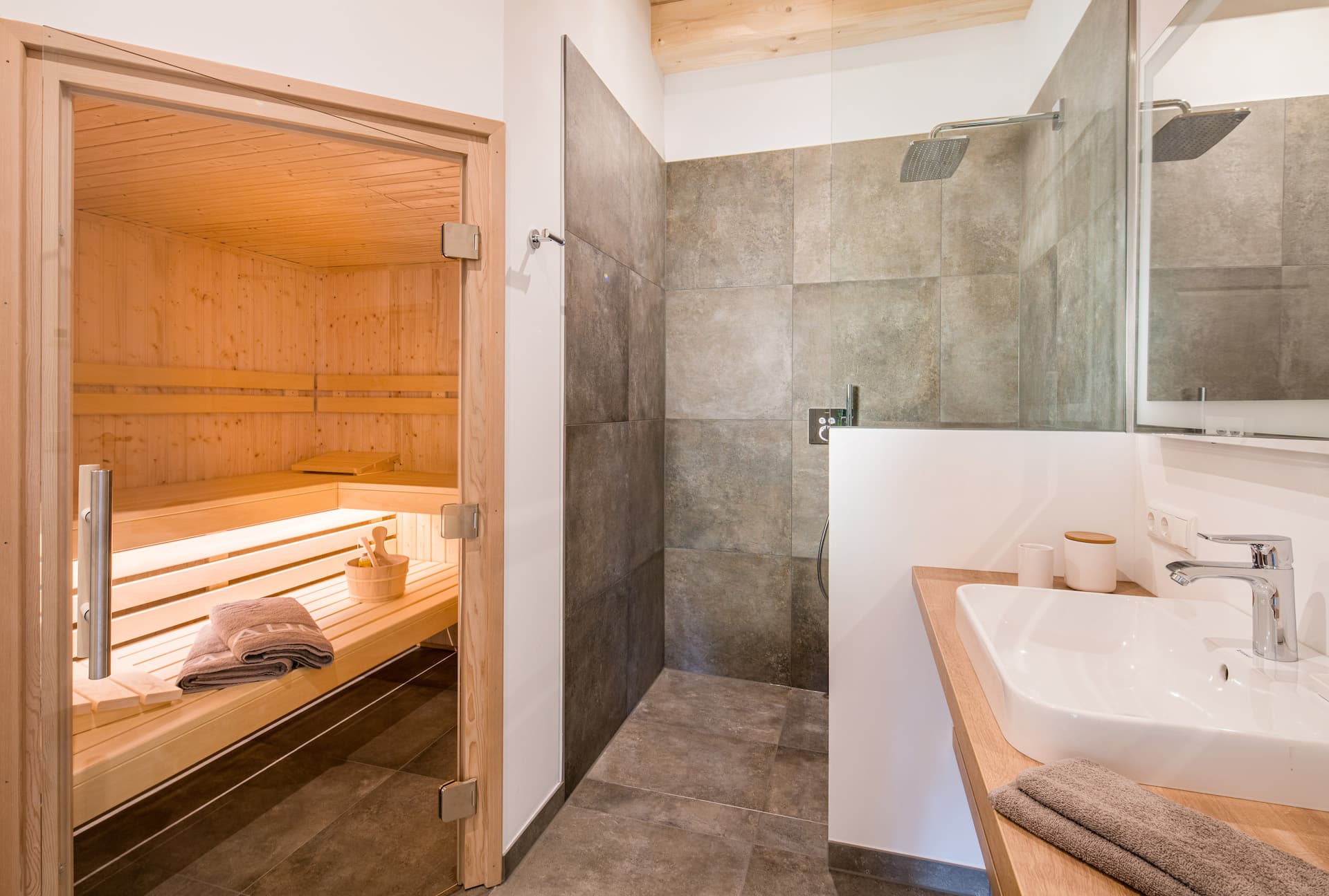 Badezimmer in der Wohnung 2 des Heidjers Hus in Undeloh