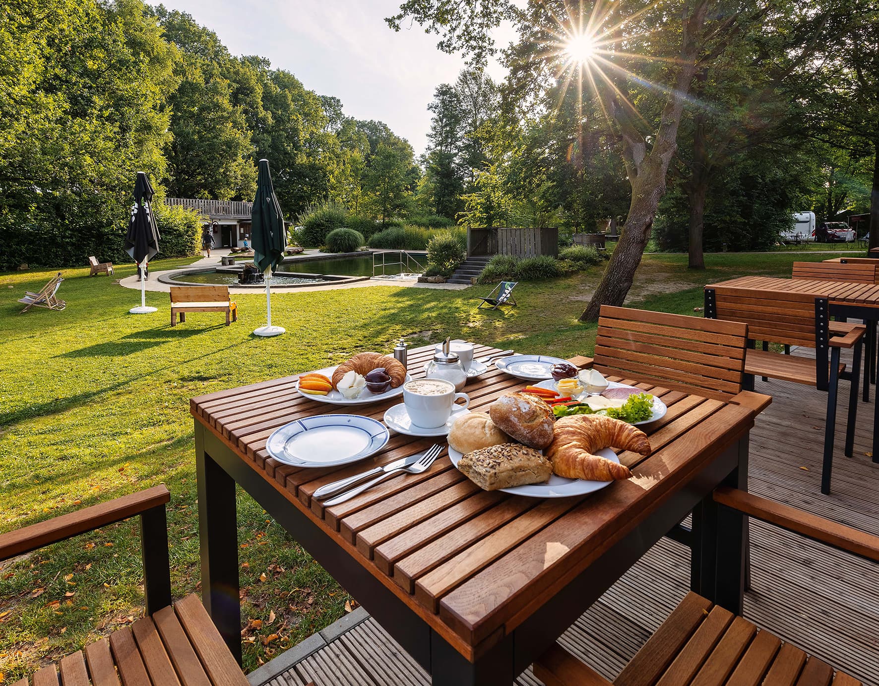 Genießen Sie das Bio-Frühstück auf der schönen Terrasse.