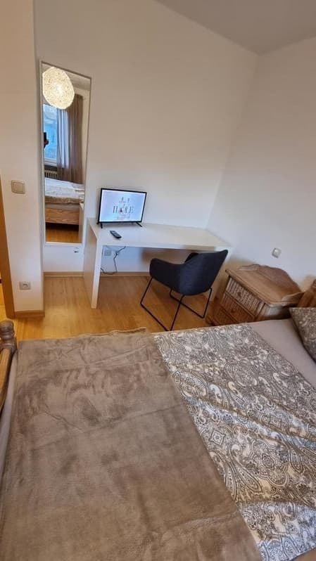 Schlafzimmer mit Arbeitsplatz des Ferienhaus Klinger in Uelzen